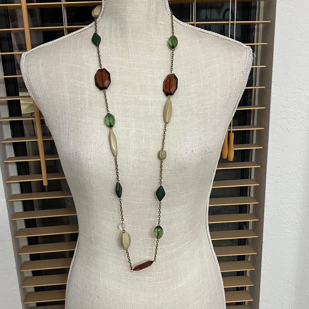 Vintage 70’s Beaded necklace in shades‎ of green, brown. amber. Gold chain